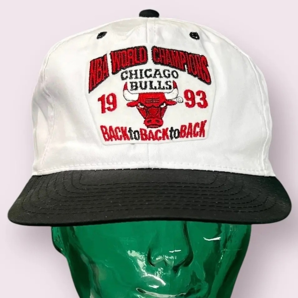Vintage White and Black Chicago Bulls Champions Cap
